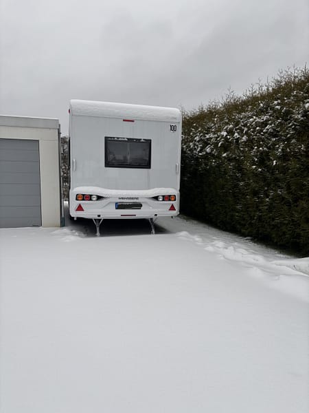 Wohnwagen im Schnee