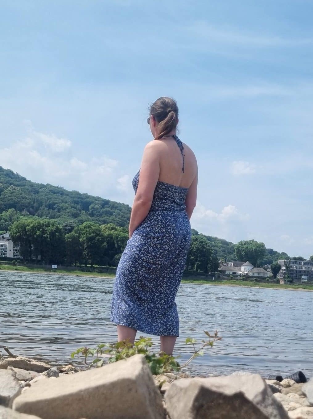 Frau blickt auf das Wasser