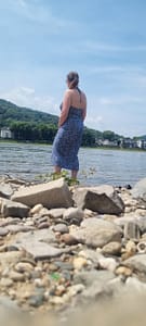 Frau blickt auf das Wasser