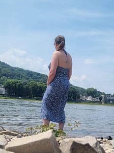 Frau blickt auf das Wasser
