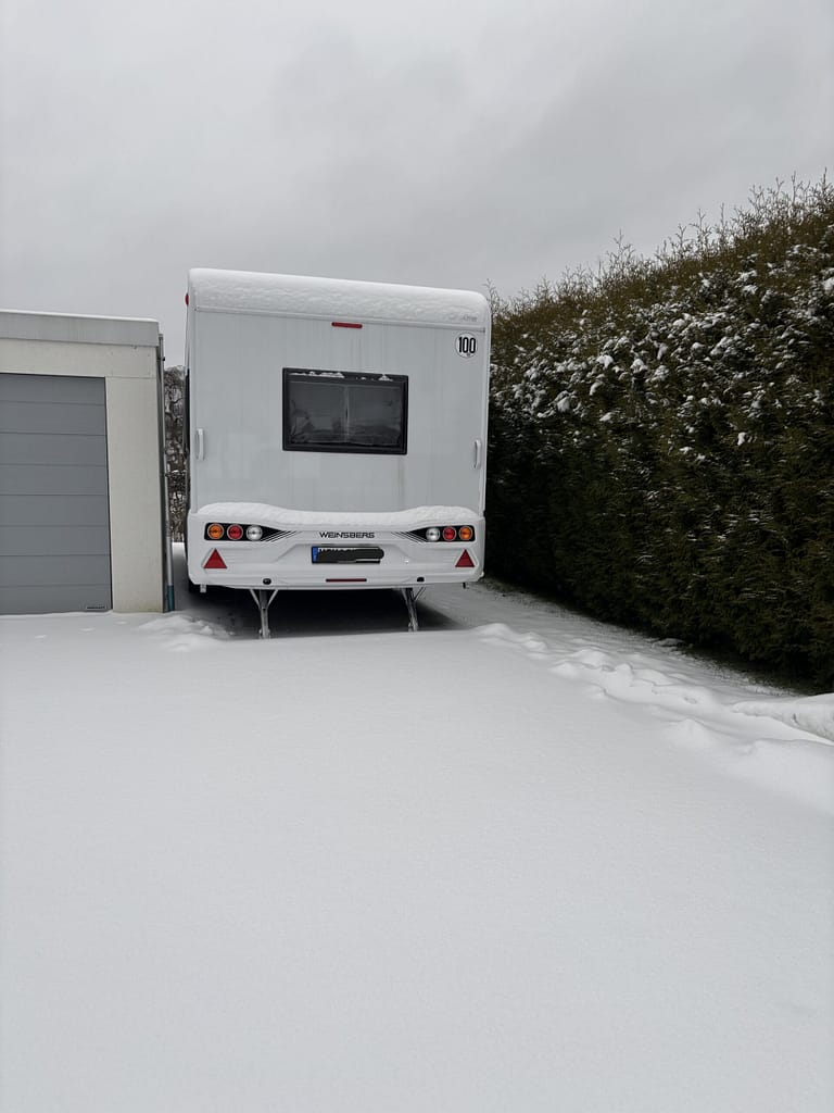 Wohnwagen im Schnee